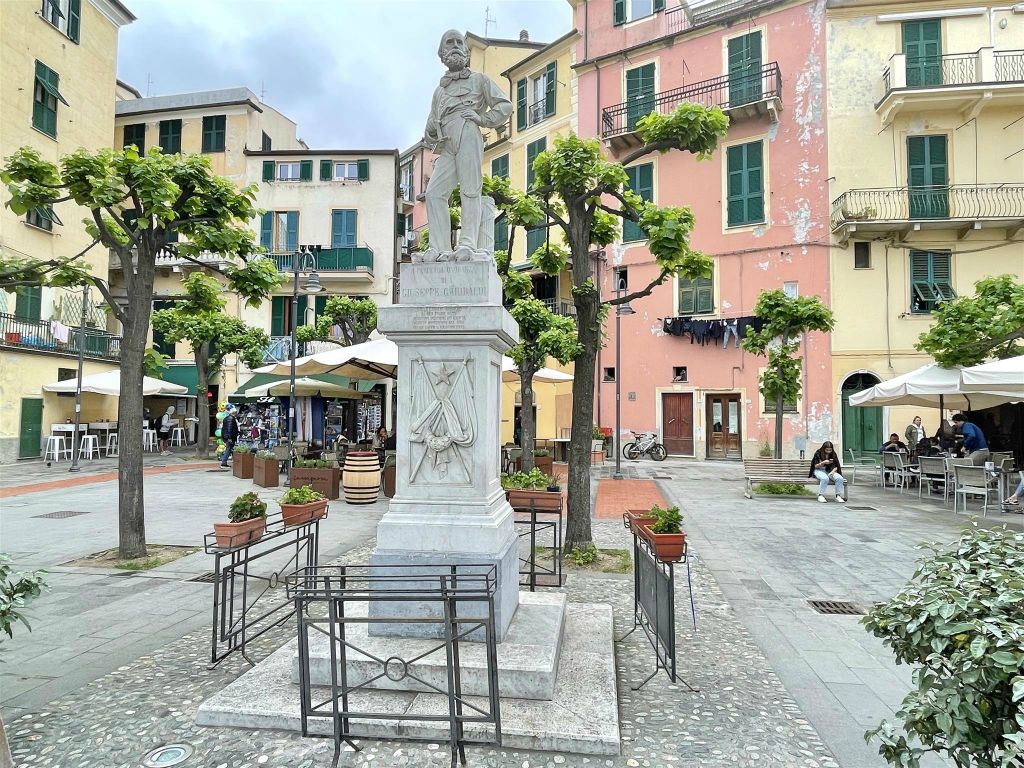 MONTEROSSO AL MARE - het Giuseppe Garibaldi monument