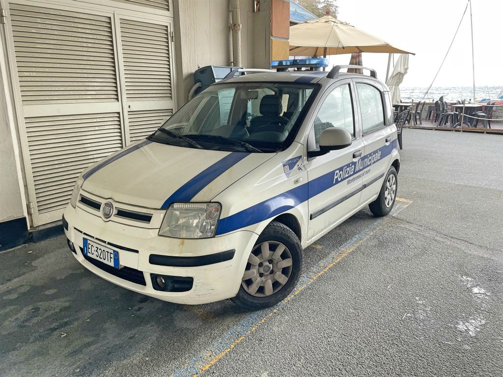 MONTEROSSO AL MARE - een poltieauto