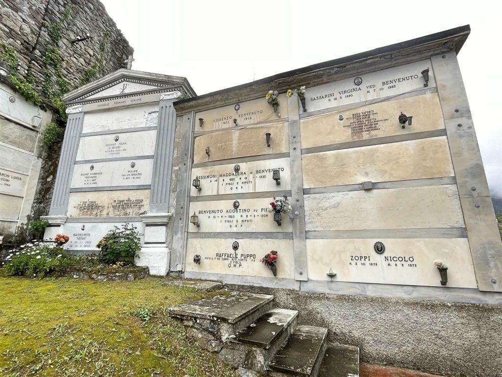 MONTEROSSO AL MARE - enkele graven op een begraafplaats