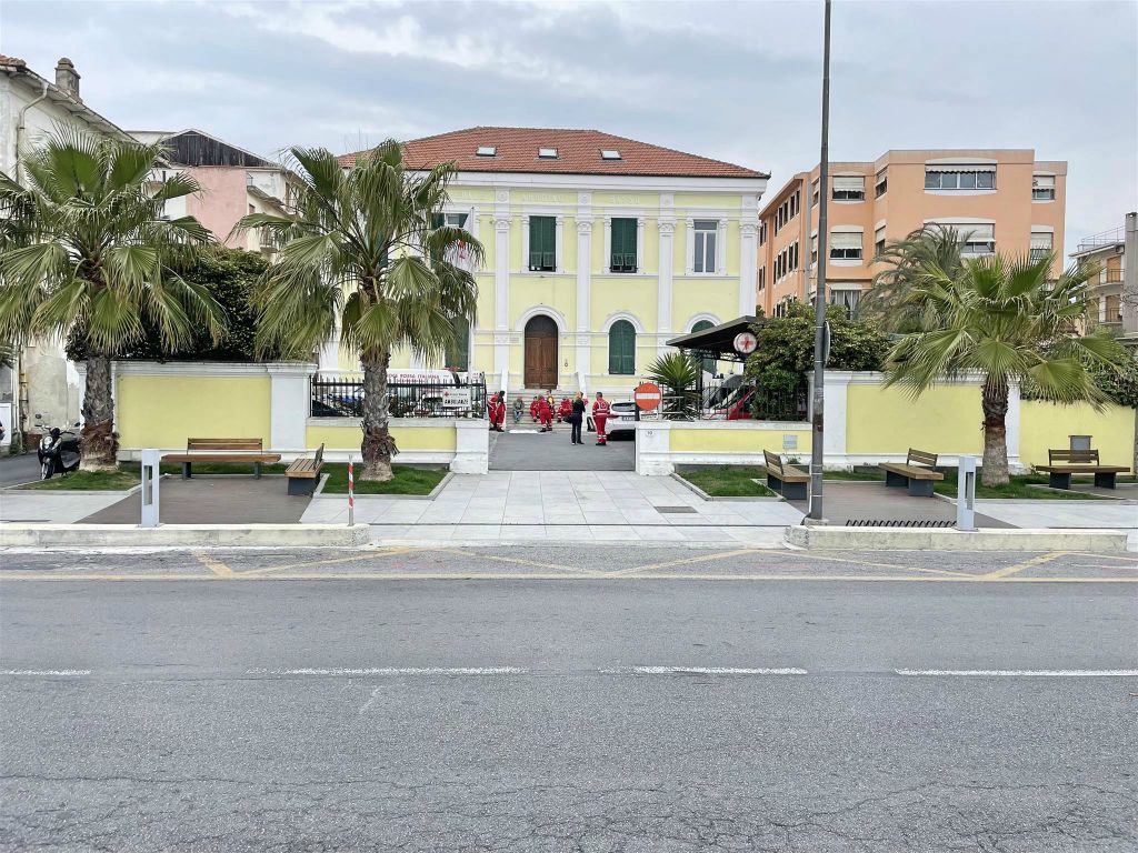 DIANO MARINA - het gebouw van het rode kruis