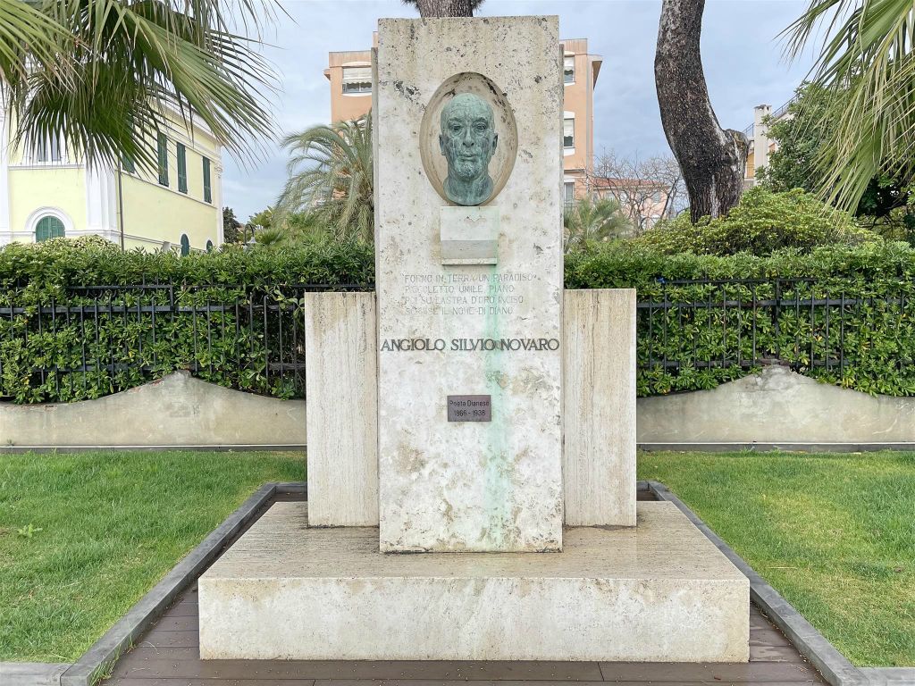DIANO MARINA - het Angiolo Silvio Novaro monument