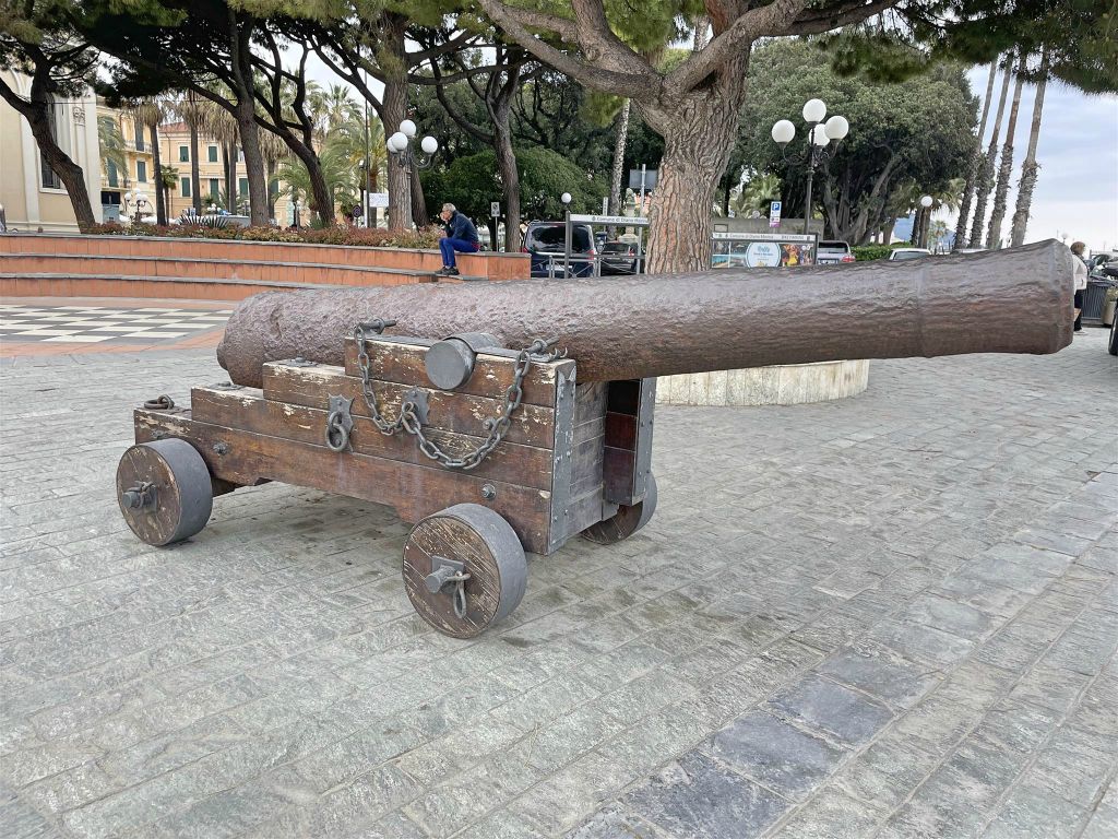 DIANO MARINA - een kanon