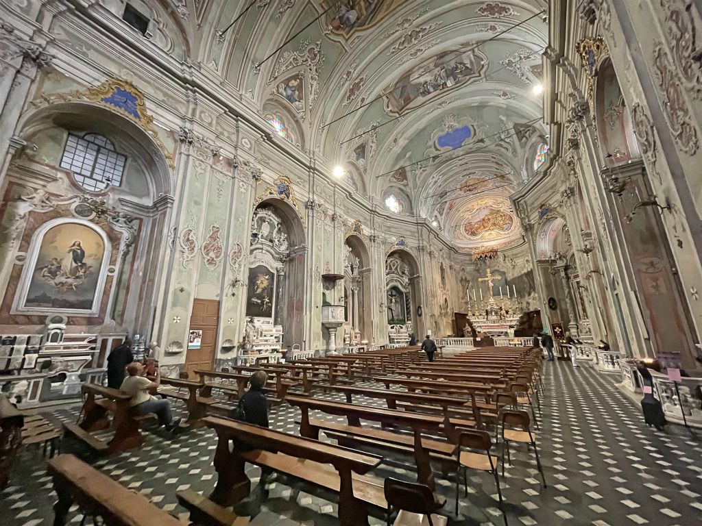 CERVO - binnen in de St. Johannes de doper kerk