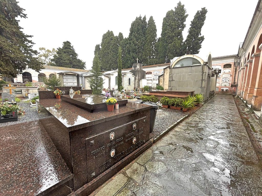 DIANO MARINA - enkele graven op een begraafplaats