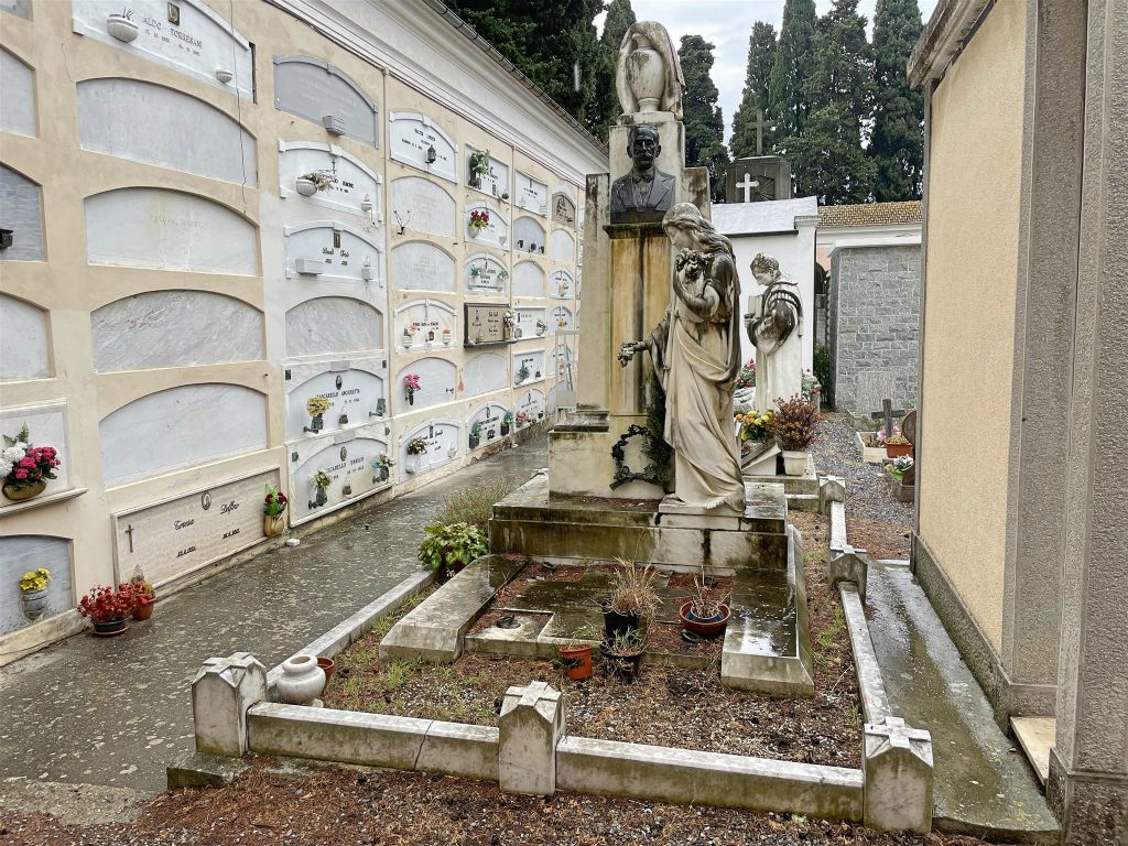 DIANO MARINA - enkele graven op een begraafplaats
