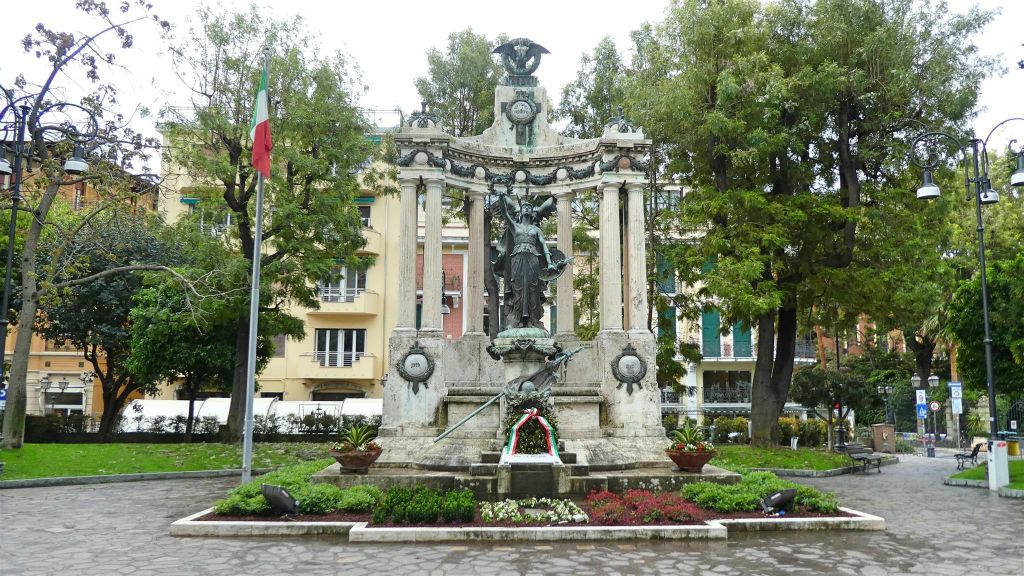 ALASSIO - een monument voor de onbekende soldaat