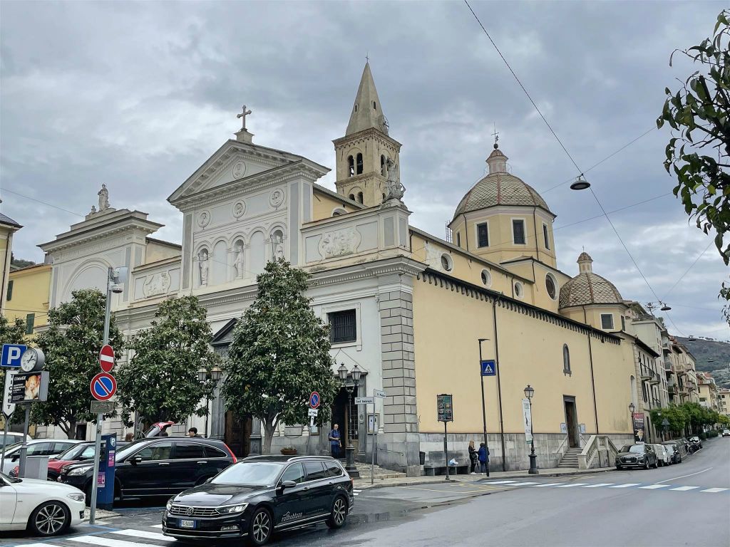ALASSIO - de Sint-Ambrosius kerk