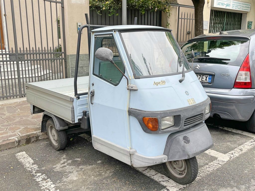 ALASSIO - een Piaggio Ape 50