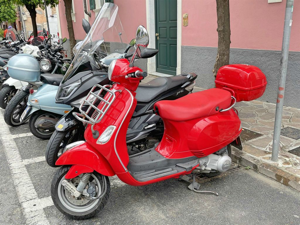 ALASSIO - een Vespa scooter