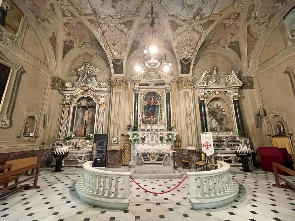 ALASSIO - binnen in de kerk van de liefdadigheid
