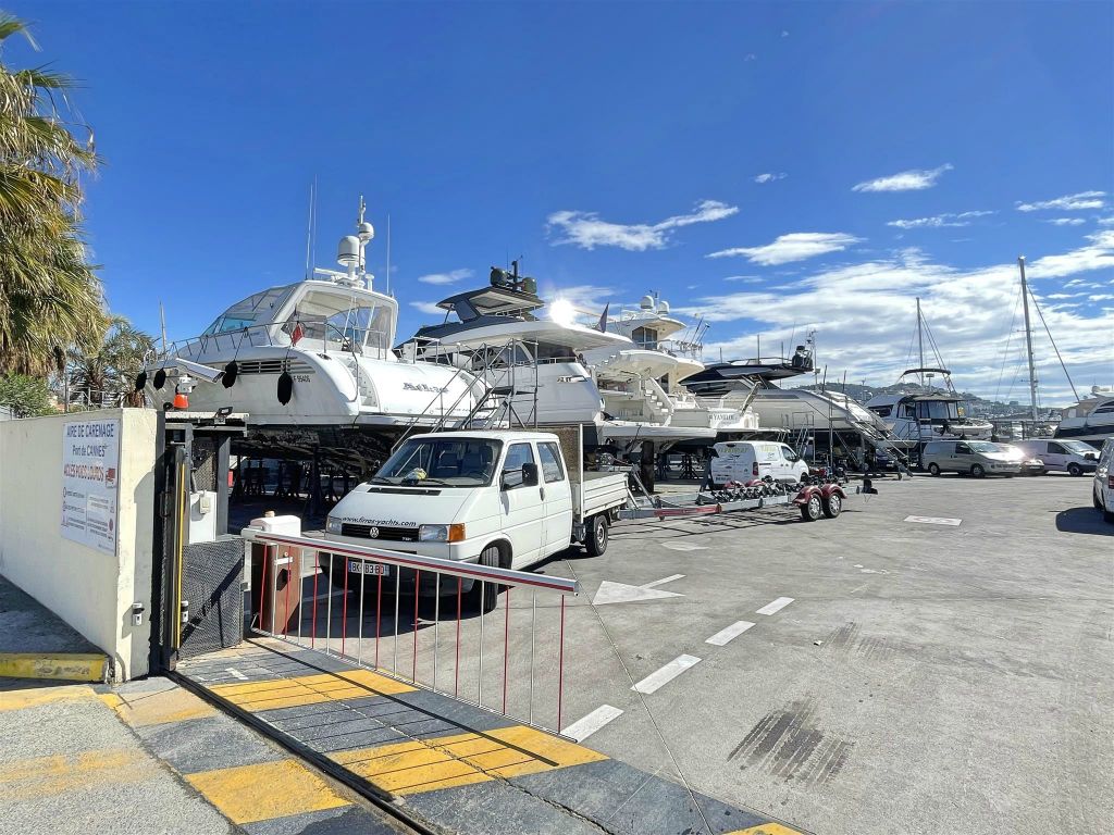 CANNES - enkele boten in een jachthaven