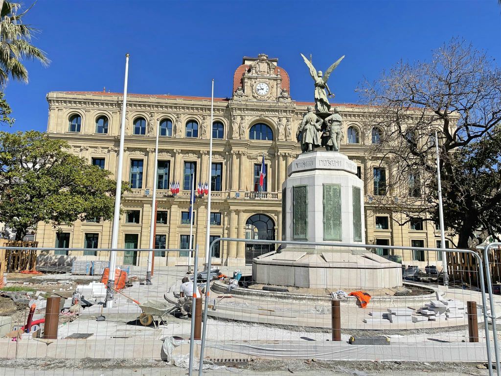 CANNES - een oorlogsmonument en het gemeentehuis