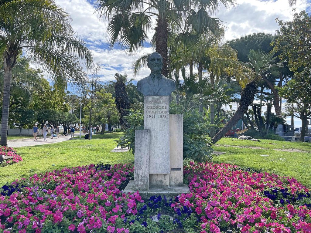 CANNES - een standbeeld ter ere van de Franse president Georges Pompidou (1911-1974)