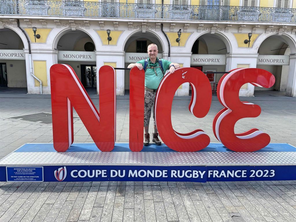 NICE - Carlos bij de NICE letters