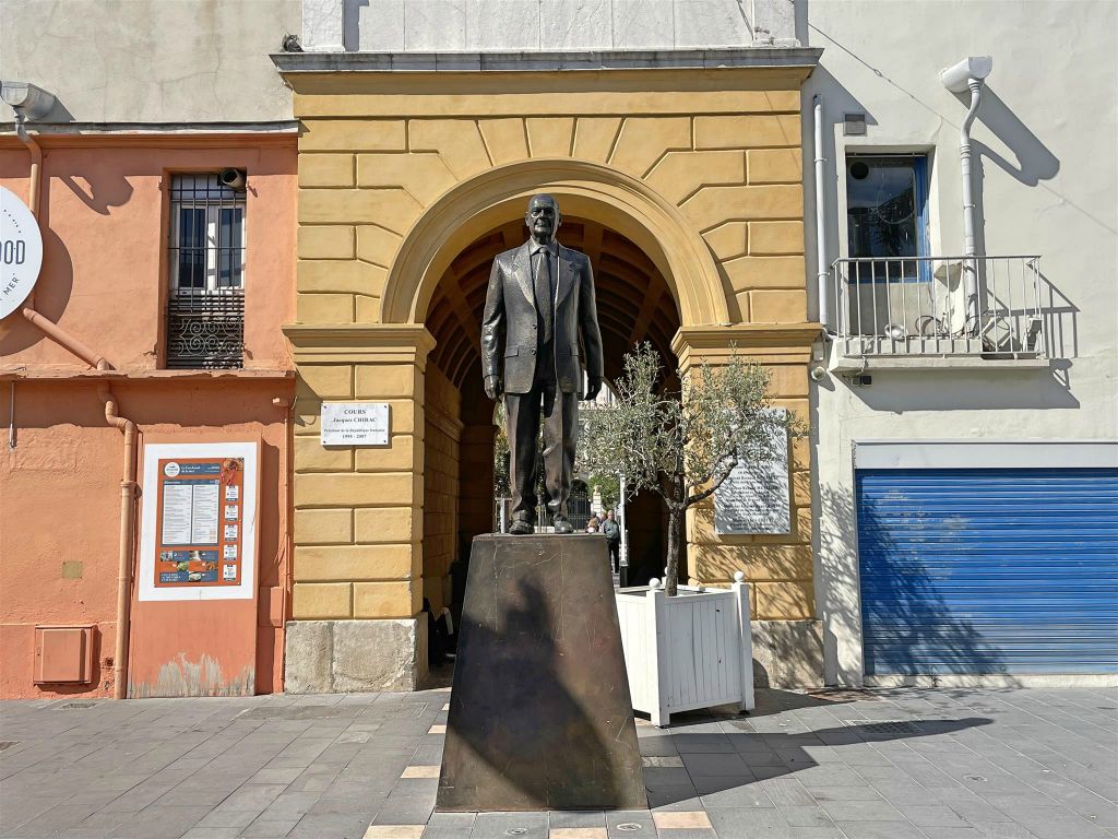 NICE - een standbeeld ter ere van de Franse president Jacques Chirac (1932-2019)