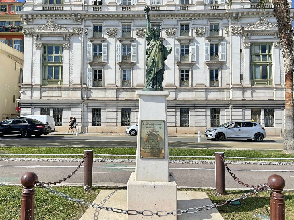 NICE - een replica van het vrijheidsbeeld uit New York