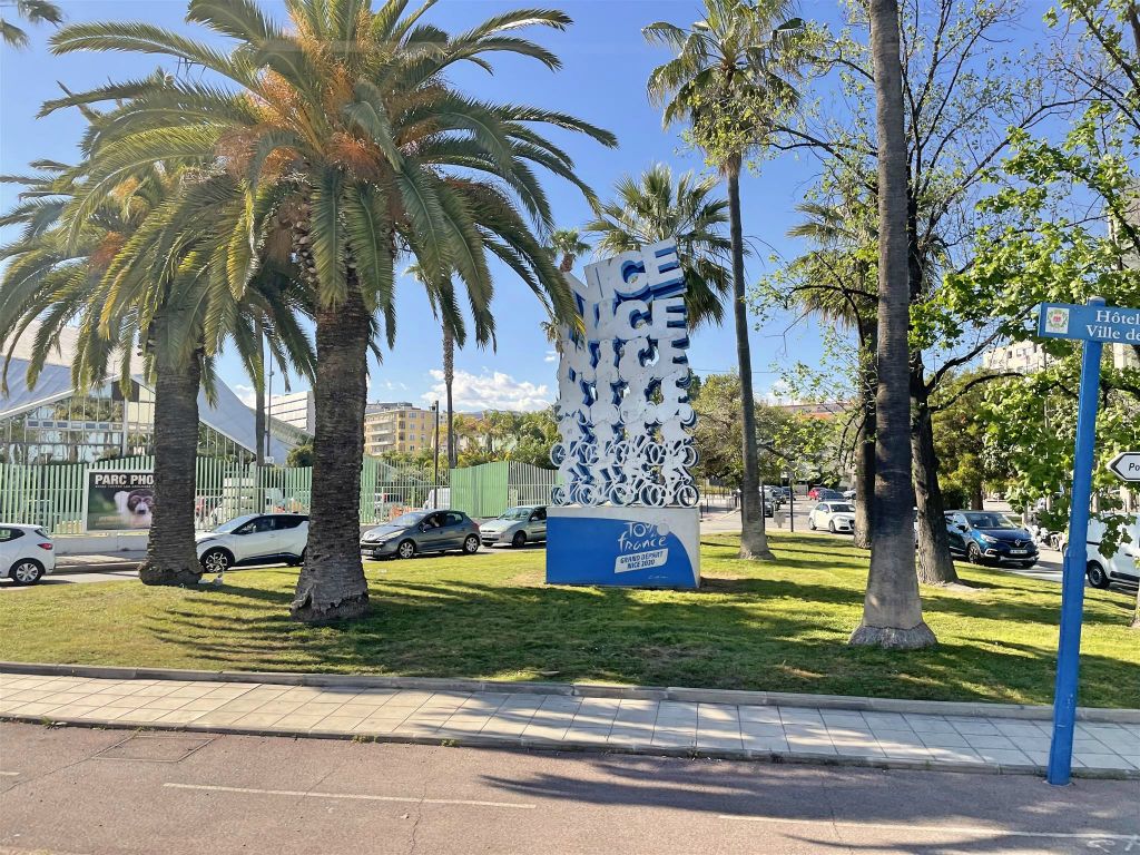 NICE - een kunstwerk ter ere van de start van de Tour de France in Nice in 2020