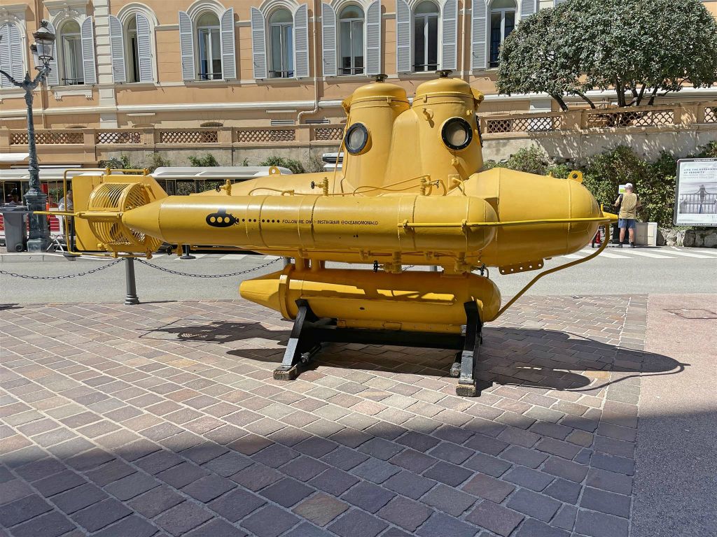 MONACO - de tweezits onderzeeër Anorep I bij het oceanografisch museum