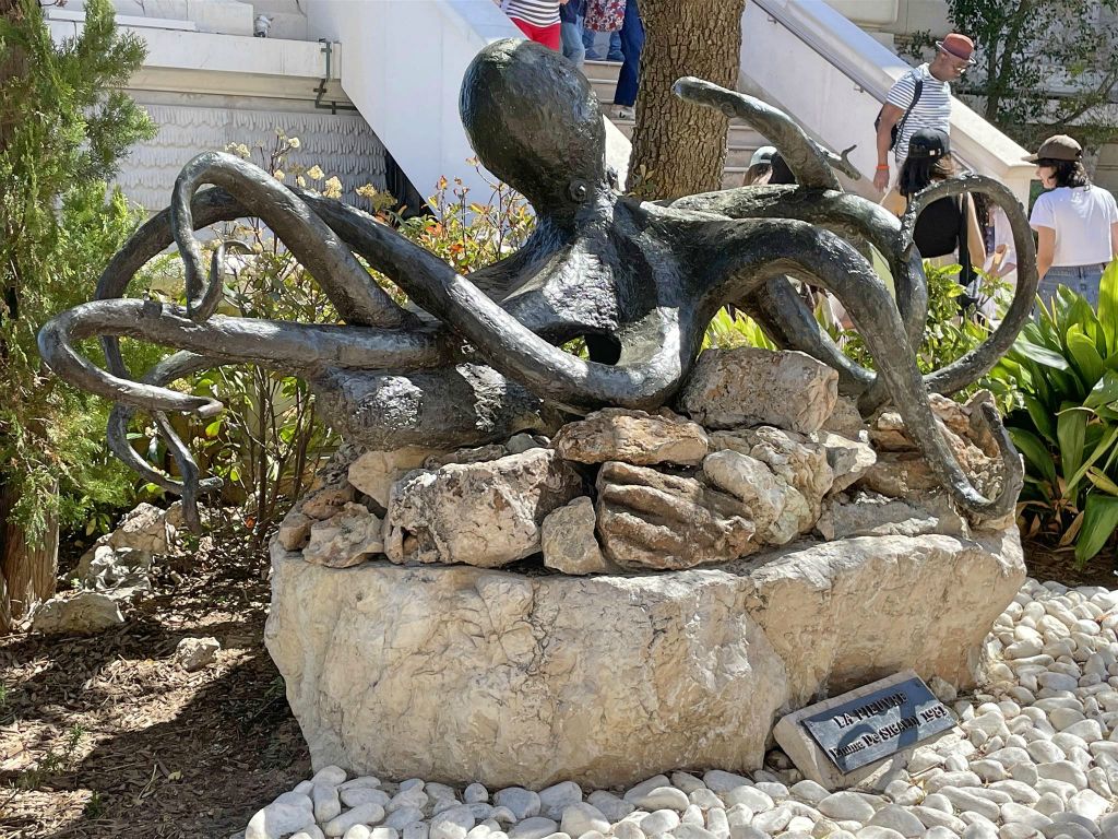 MONACO - een inktvis kunstwerk bij het oceanografisch museum
