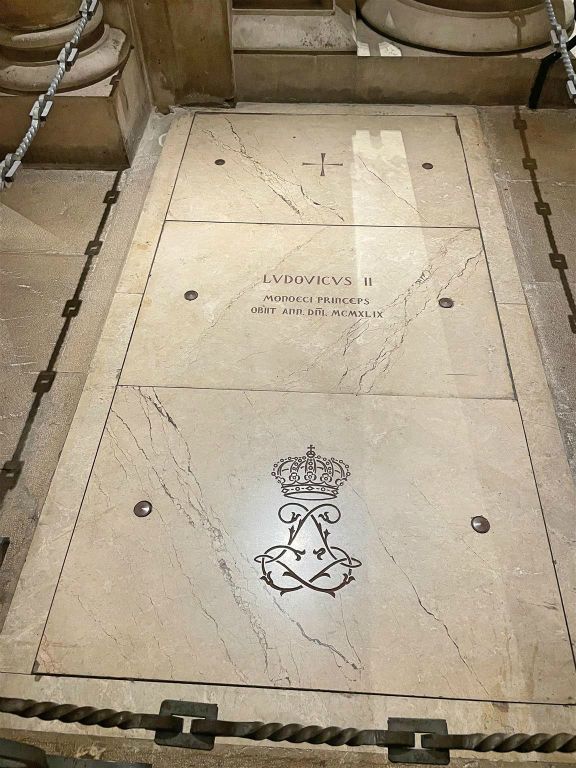 MONACO - een koninklijke grafsteen in de kathedraal van Monaco