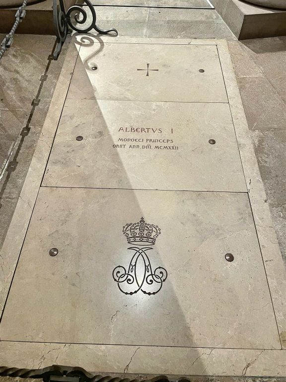 MONACO - een koninklijke grafsteen in de kathedraal van Monaco