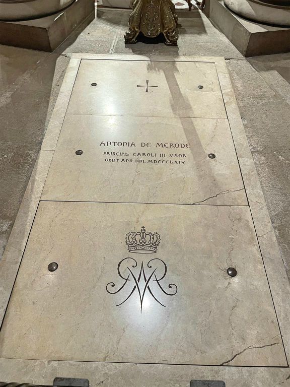 MONACO - een koninklijke grafsteen in de kathedraal van Monaco