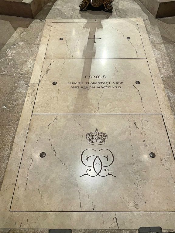MONACO - een koninklijke grafsteen in de kathedraal van Monaco