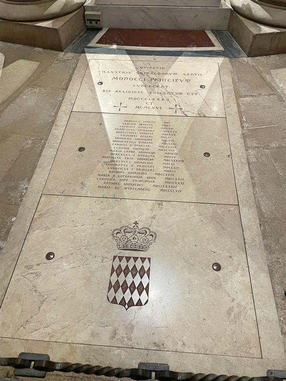 MONACO - een koninklijke grafsteen in de kathedraal van Monaco