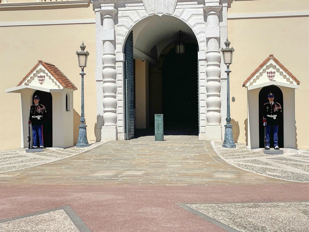 MONACO - twee Carabiniers du Prince bij het het prinselijk paleis van Monaco