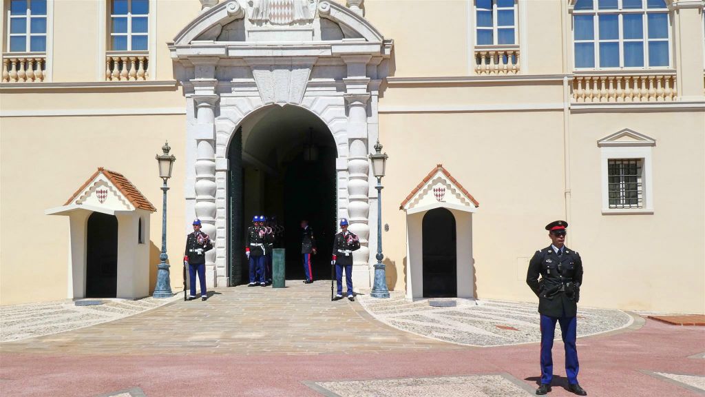 MONACO - enkele Carabiniers du Prince bij het prinselijk paleis van Monaco