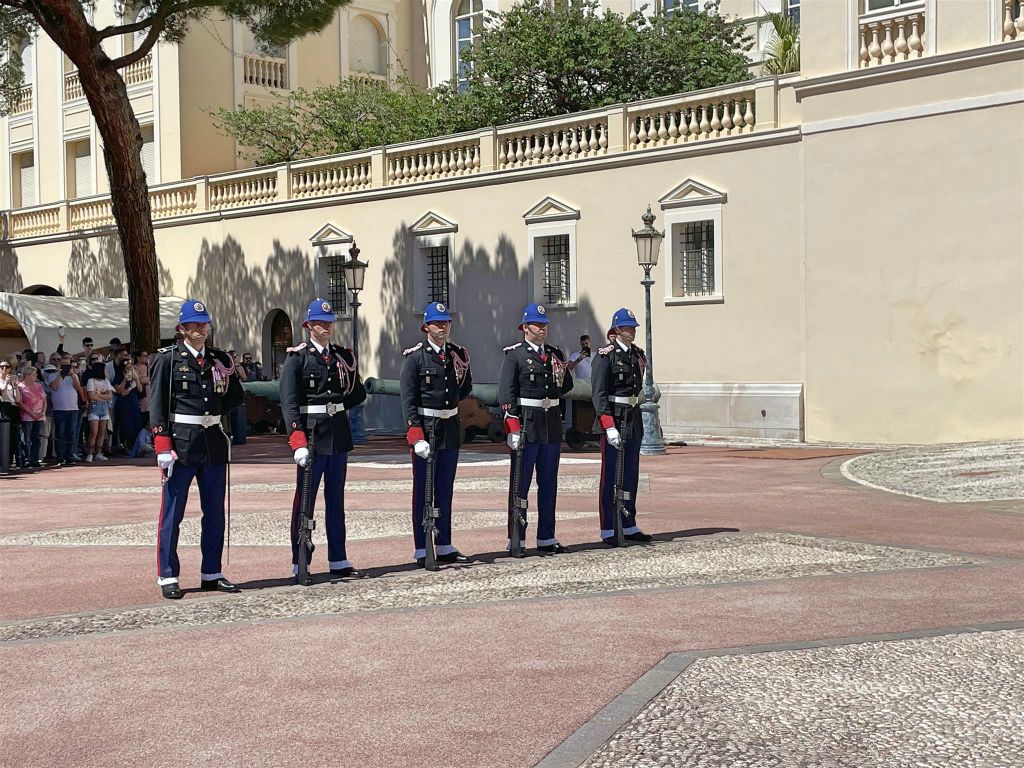 MONACO - enkele Carabiniers du Prince bij het prinselijk paleis van Monaco