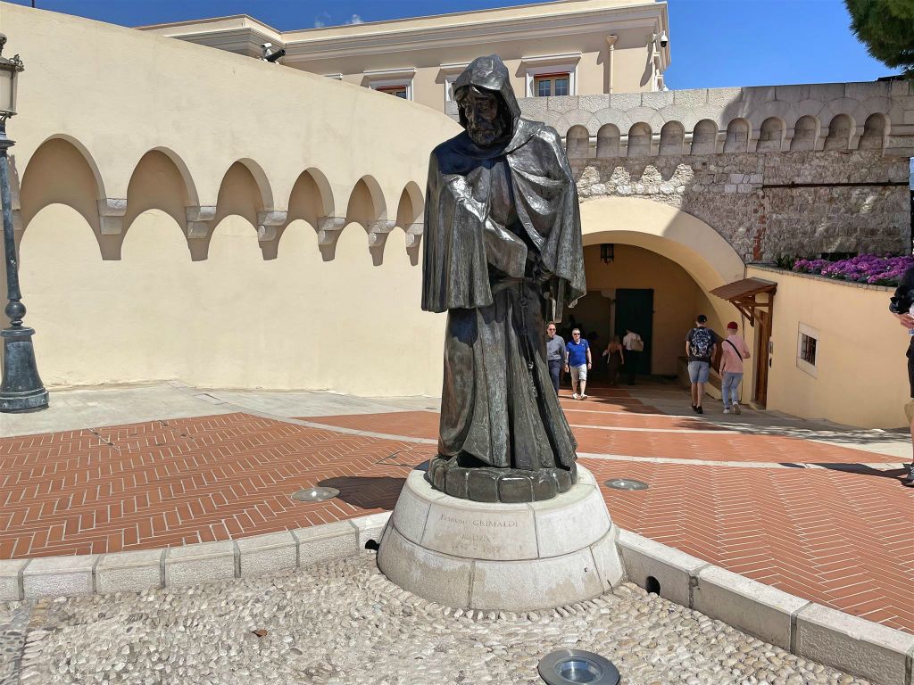 MONACO - het François Grimaldi monument bij het prinselijk paleis van Monaco