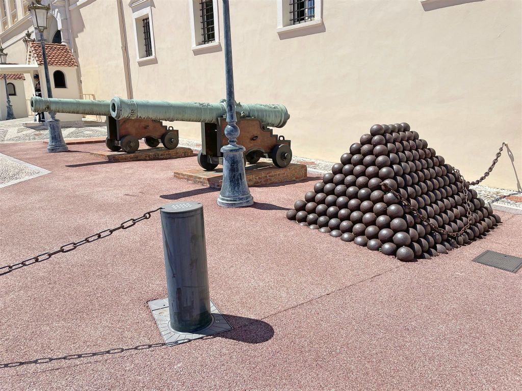 MONACO - twee kanonnen en een stapel kanonskogels bij het prinselijk paleis van Monaco