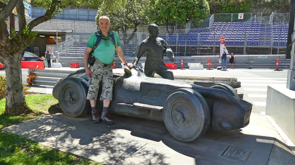 MONACO - Carlos bij het Juan Manuel Fangio-monument