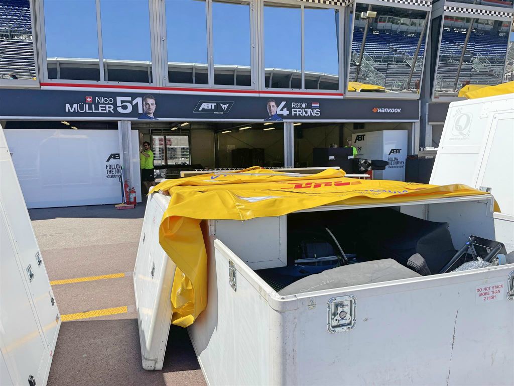 MONACO - de pitbox van de Nederlander Robin Frijns van de Formule E
