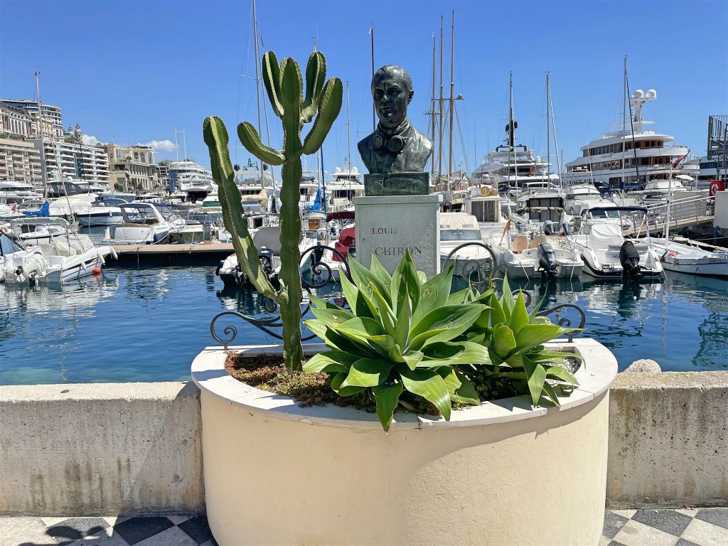 MONACO - een standbeeld ter ere van de Formule 1 coureur Louis Chiron (1899-1979)