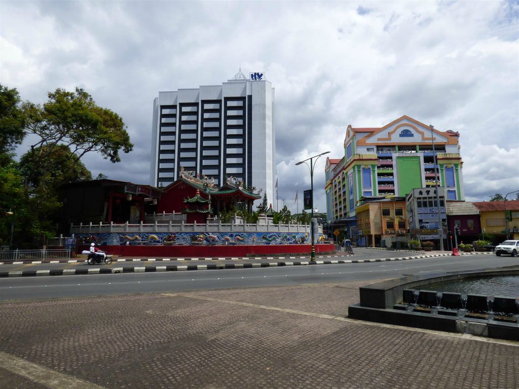 KUCHING - de Chinese Tua Pek Kong tempel en op de achtergrond links het Harbour View hotel waar we verbleven en rechts het gebouw Medan Pelita met oa een bioscoop en restaurant