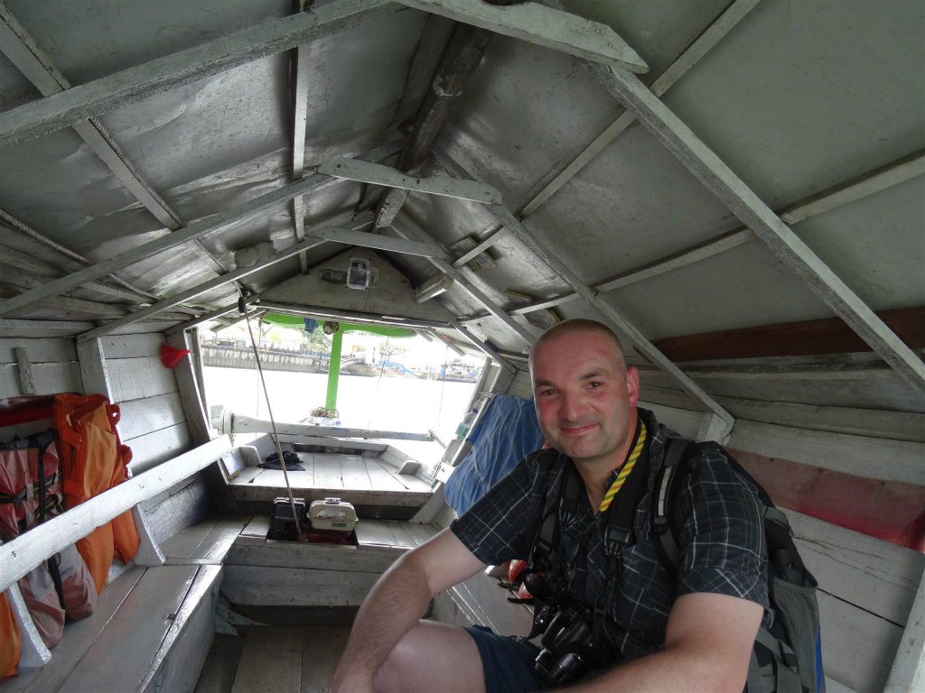 KUCHING - Carlos in een tambang, een watertaxi