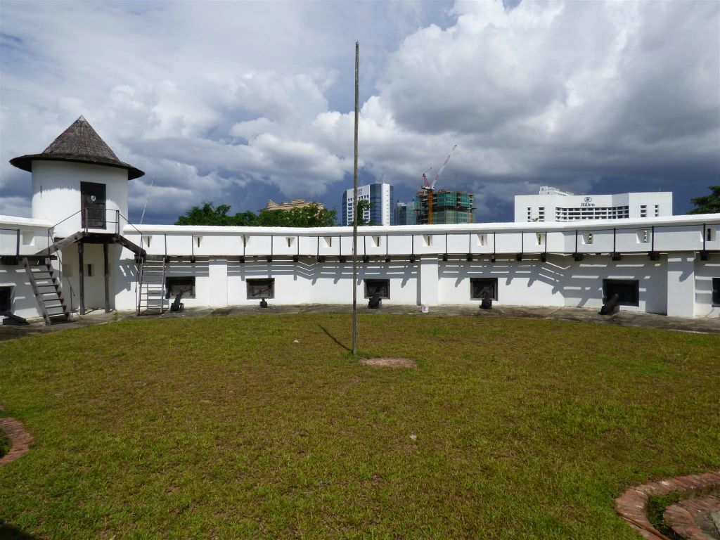 KUCHING - de binnenplaats van het Fort Margherita, een oude fort uit 1879 gebouwd door Charles Brooke Rajah van Sarawak