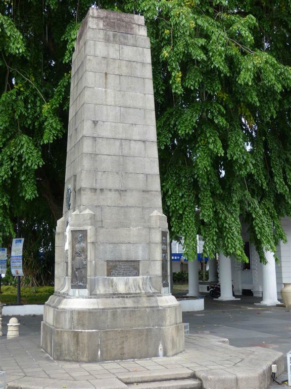 KUCHING - de Charles Brooke Memorial, een obelisk uit 1924 voor het Court House, een gerechtsgebouw uit 1874