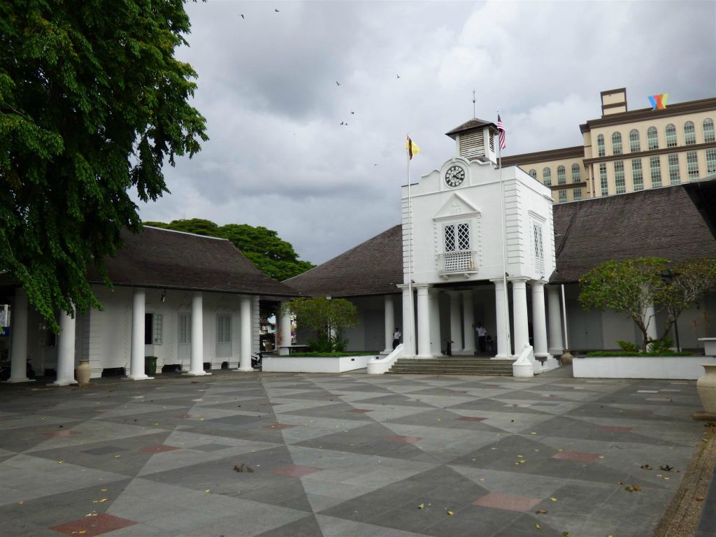 KUCHING - de klokkentoren die 1883 toegevoegd is bij het Court House, een gerechtsgebouw uit 1874