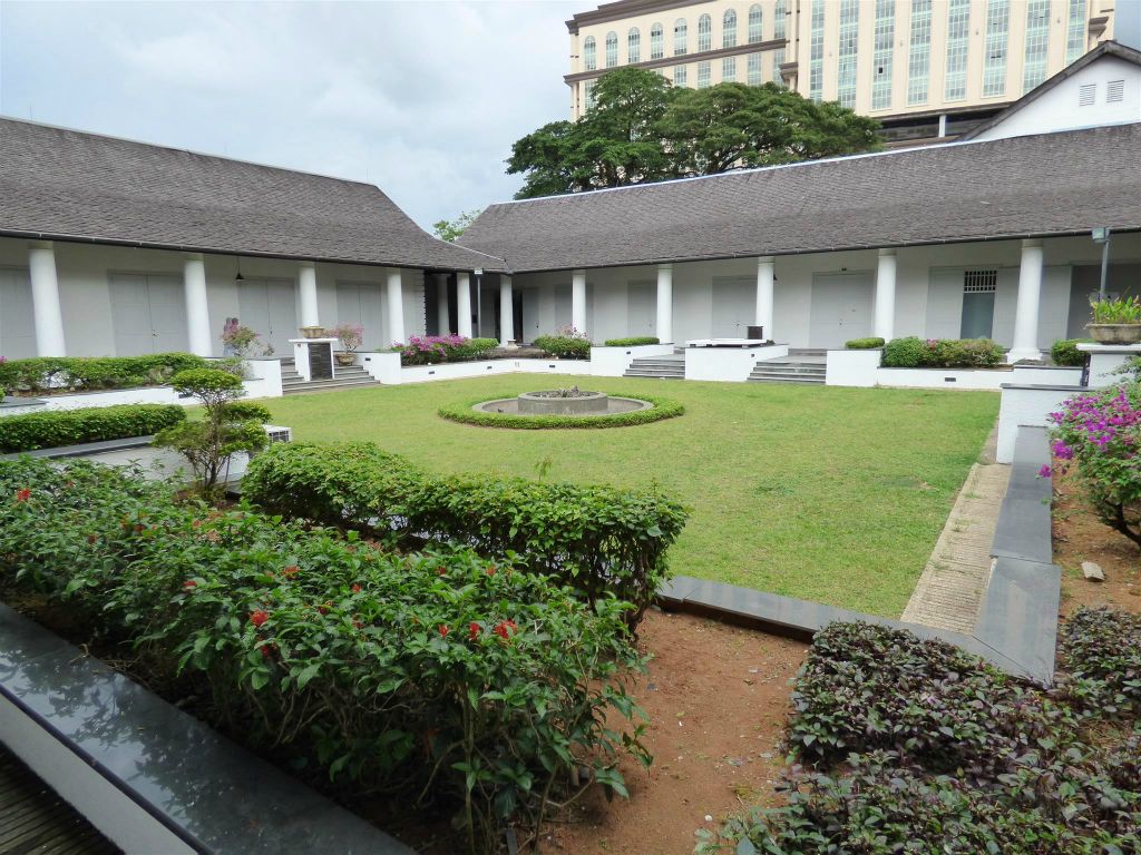 KUCHING - een binnenplaats van het Court House, een gerechtsgebouw uit 1874