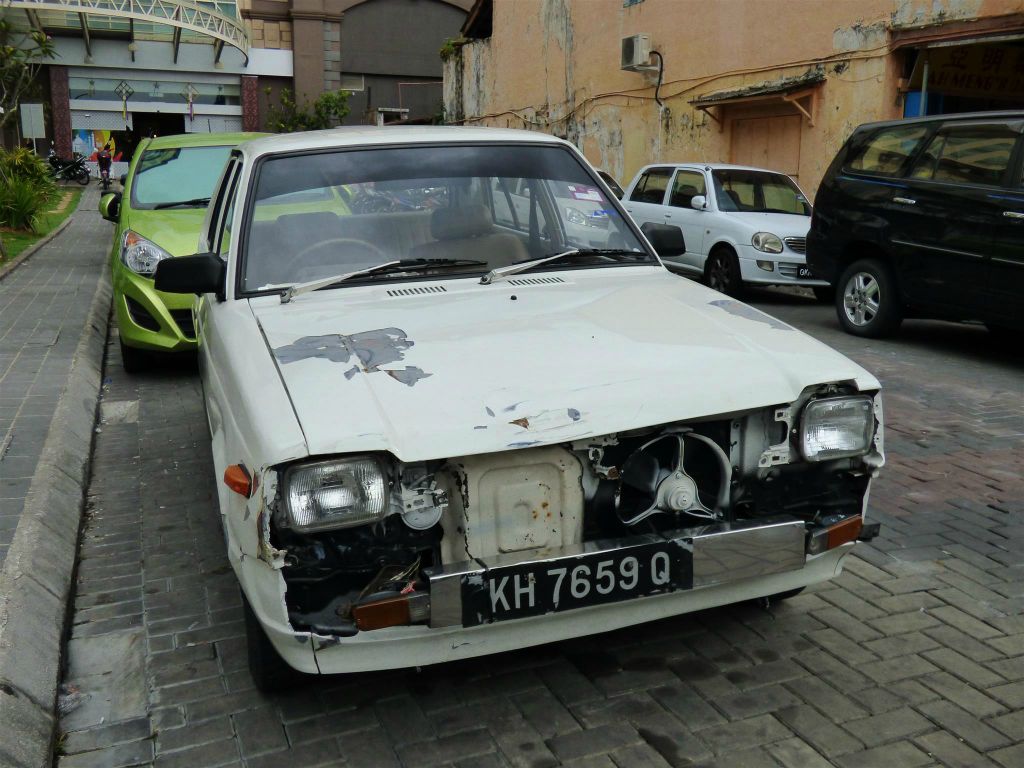KUCHING - een Toyota Starlet