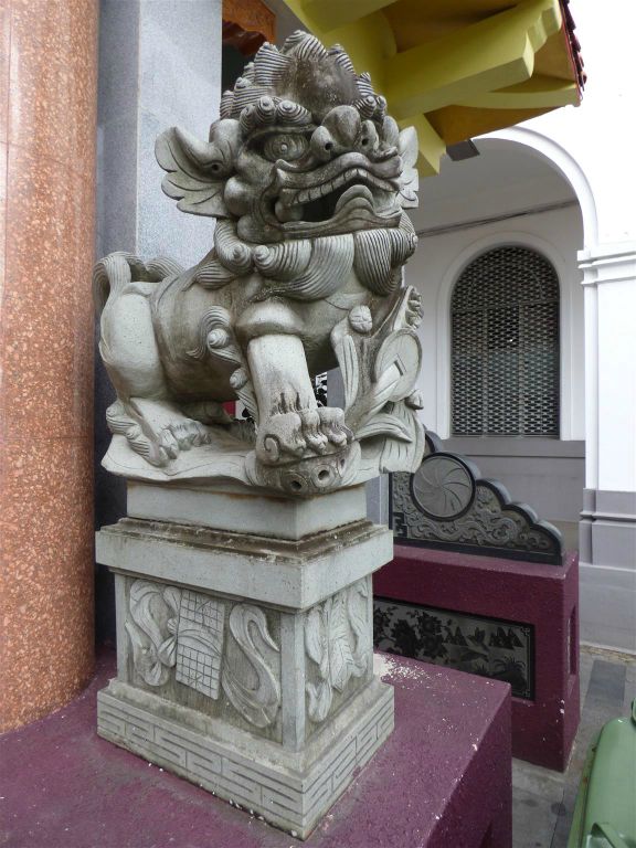 KUCHING - een beeld van een Chinese draak bij de toegangspoort van Carpenter Street