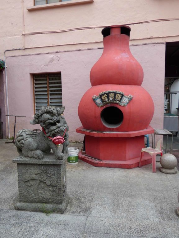 KUCHING - een beeld van een Chinese draak en een Chinese oven voor de Chinese Hiang Thian Siang Ti tempel in Carpenter Street