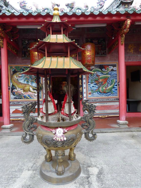 KUCHING - een wierook houder voor de Chinese Hiang Thian Siang Ti tempel in Carpenter Street