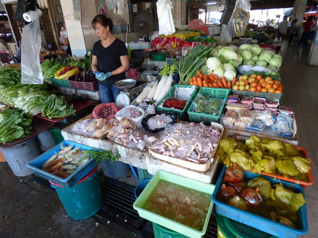 SERIAN - groente en vlees op een markt