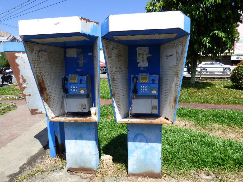 SERIAN - twee open telefooncellen