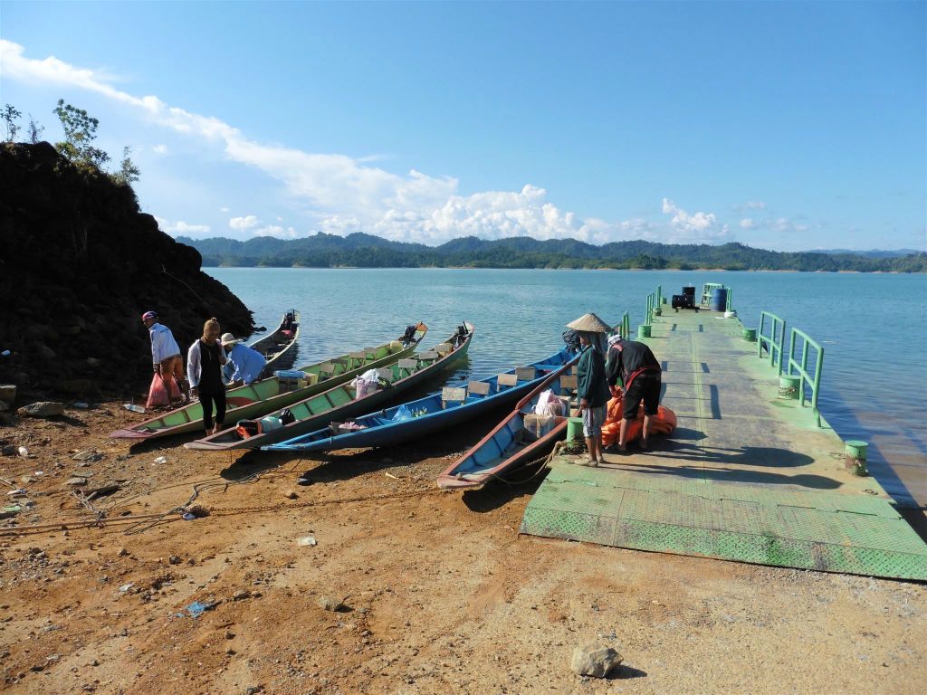 BATANG AI NATIONAL PARK - de opstapplaats voor de boottocht naar het eerste IBAN longhouse