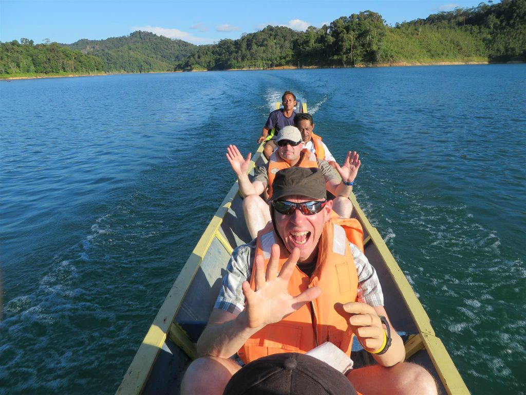 BATANG AI NATIONAL PARK - Kees en Carlos in een boot onderweg naar het eerste IBAN longhouse